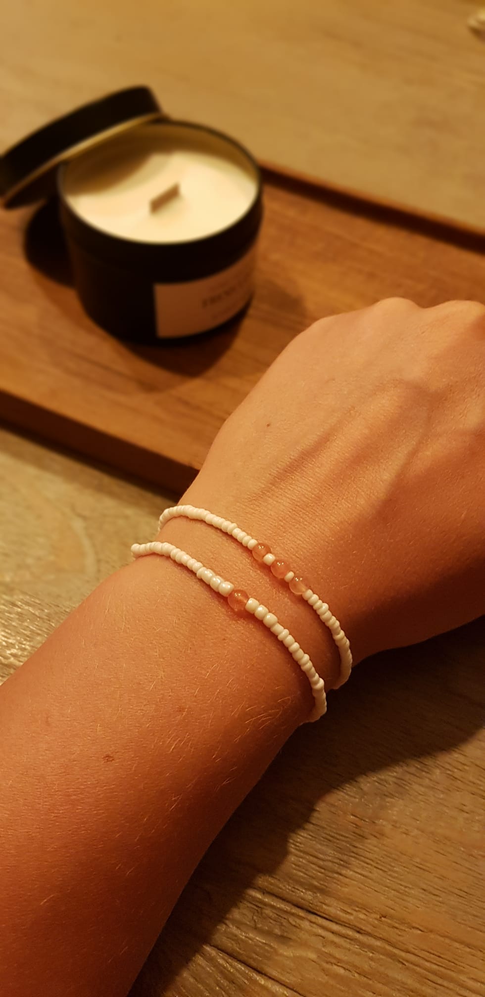 Armbandje Witte glaskraal met roze