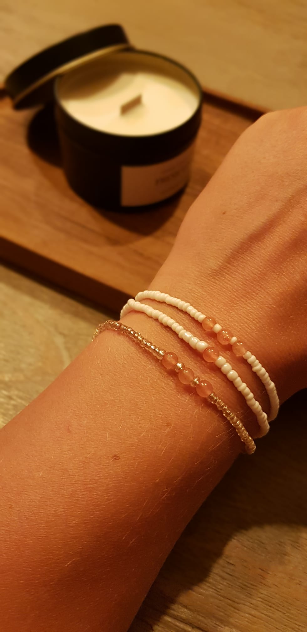 Armbandje Witte glaskraal met roze