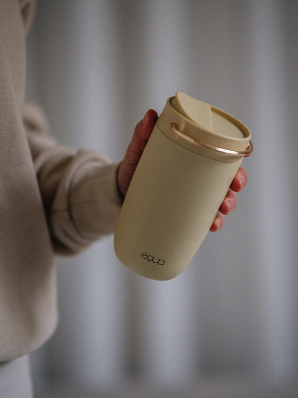 thermoskop kleur butter met gouden ring in hand