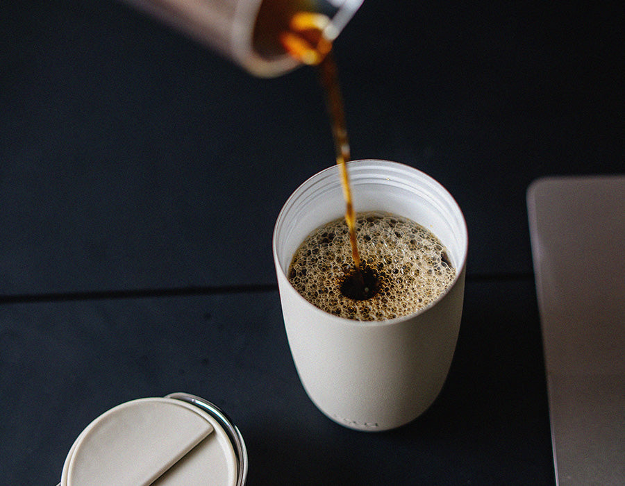 to go mok lichtgrijs/off white koffie inschenken