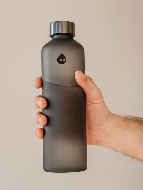 glazen fles mat zwart met water