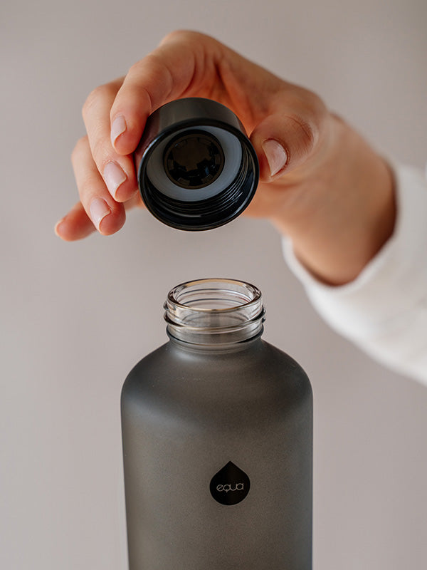 glazen fles mat zwart dop er af