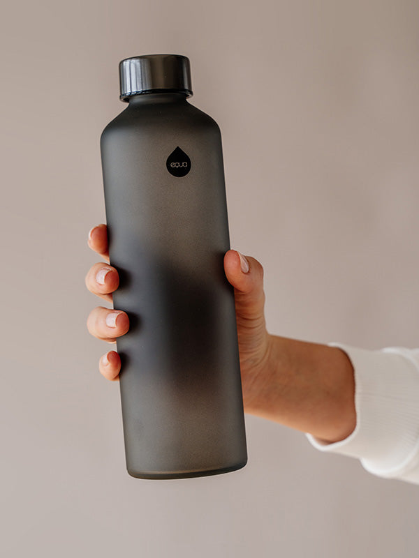 glazen fles mat zwart hand