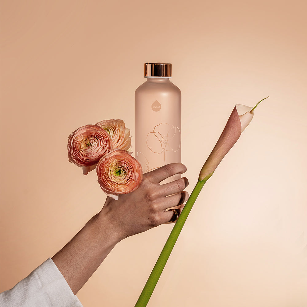 glazen fles licht roze melkglas met bloemopdruk