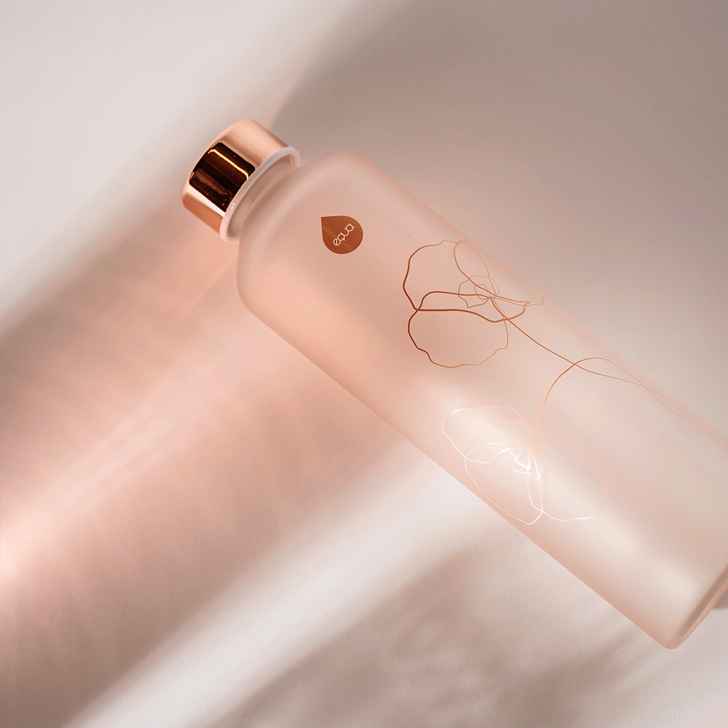 glazen fles licht roze melkglas met bloemopdruk