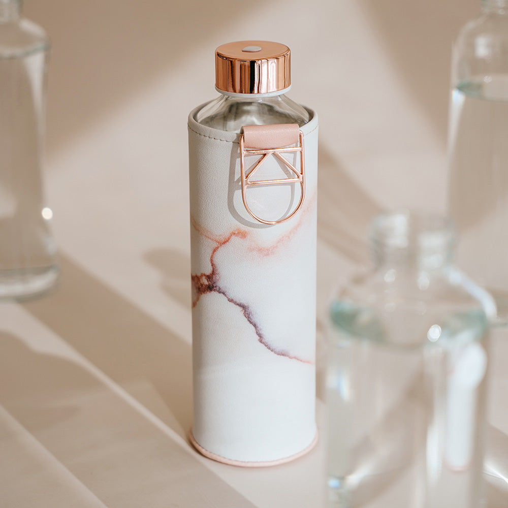 glazen fles met rose gouden accenten en lavasteen hoes staand