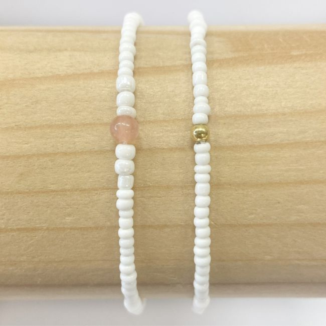 Armbandje Witte glaskraal met roze