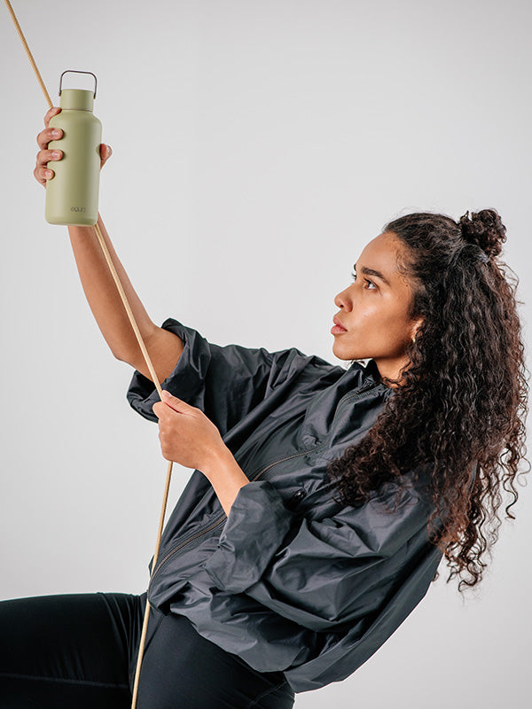 stalen drinkfles kleur matcha in hand