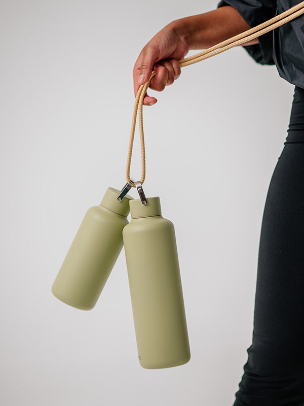 stalen drinkfles kleur matcha 600 ml en 1000ml aan touw