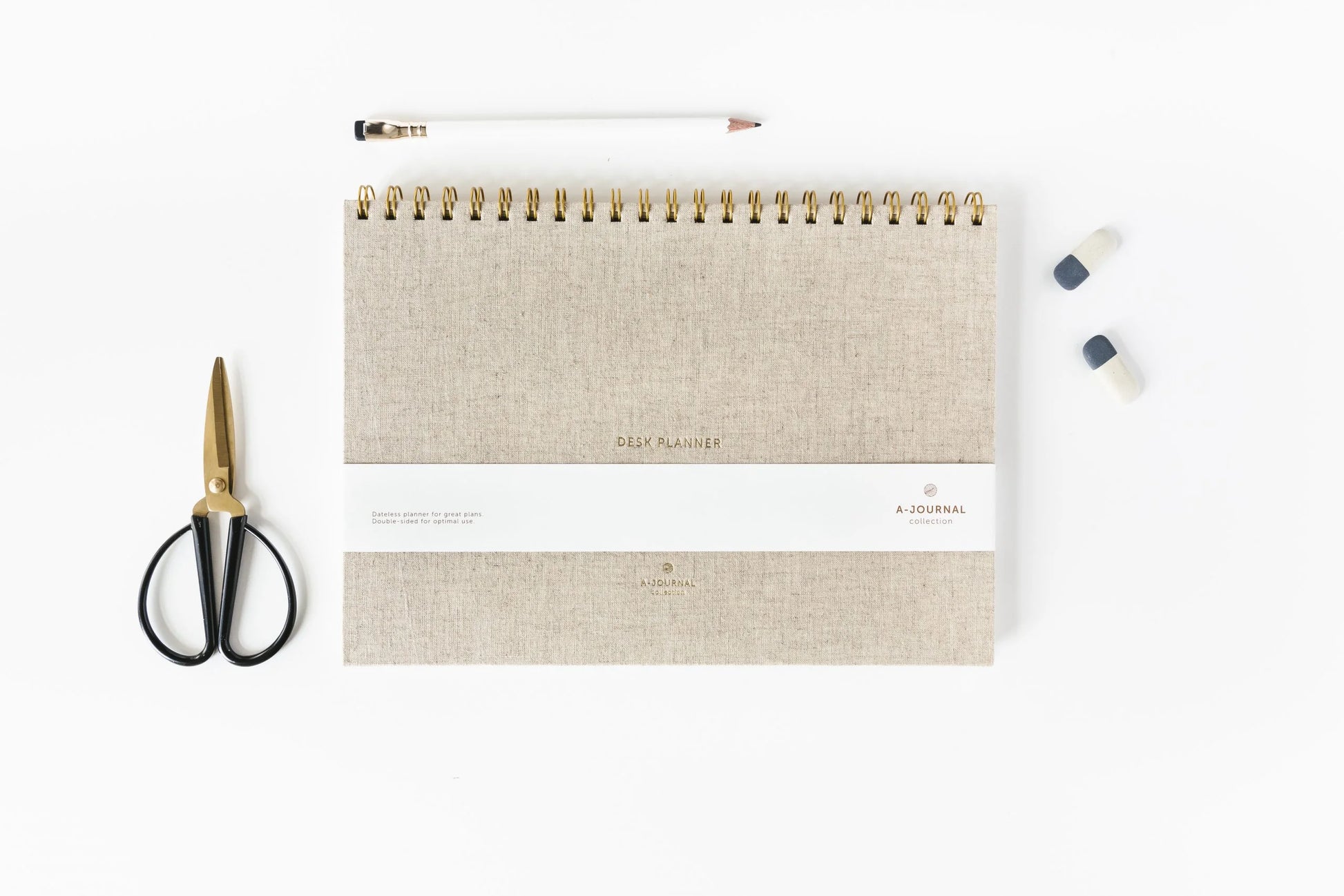 Linnen Beige Deskplanner op bureau met schaar potlood en gum