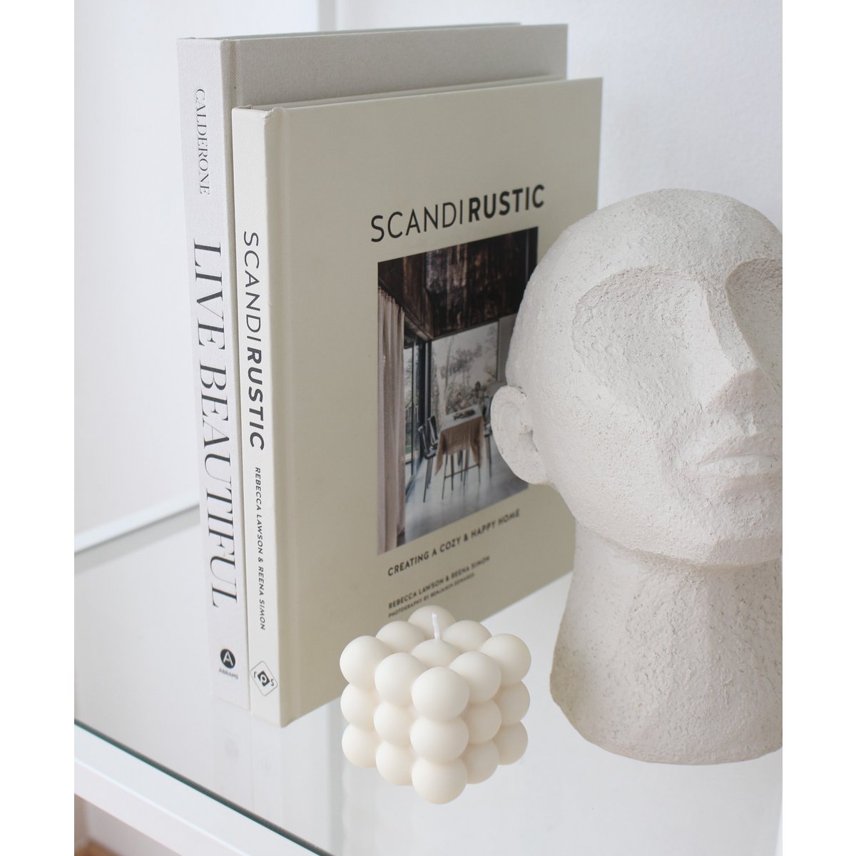 Bubbelkaars creme op boekenplank