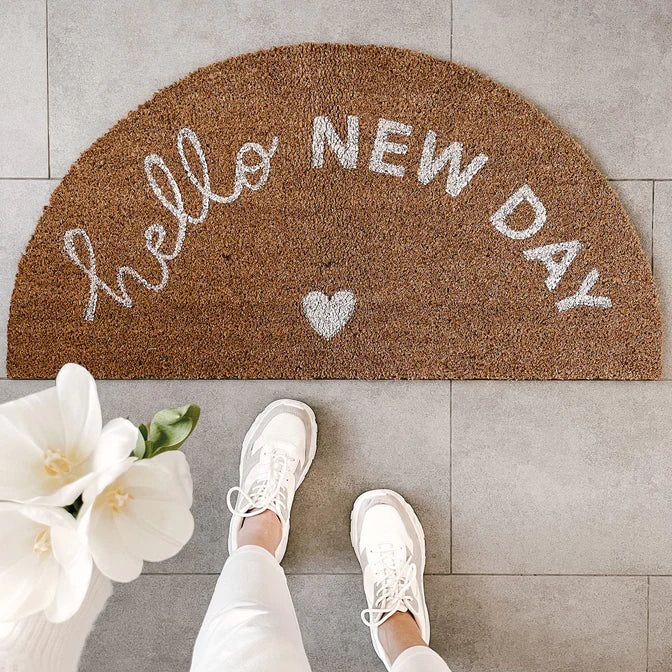 deurmat kokosvezel Eulenschnitt met tekst hello new day en een wit hartje eronder