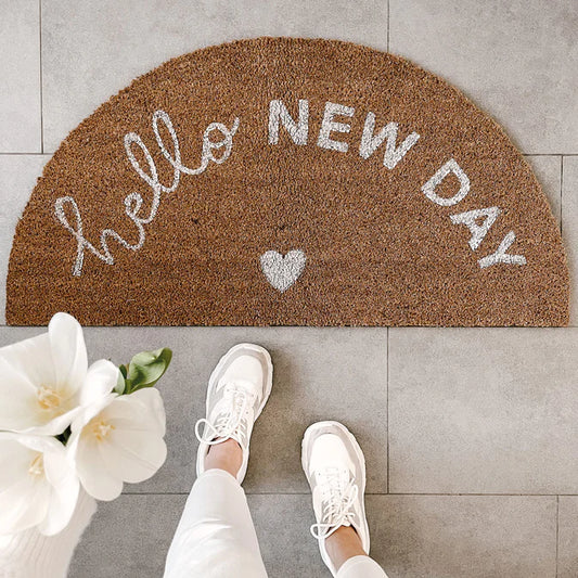 deurmat kokosvezel Eulenschnitt met tekst hello new day en een wit hartje eronder