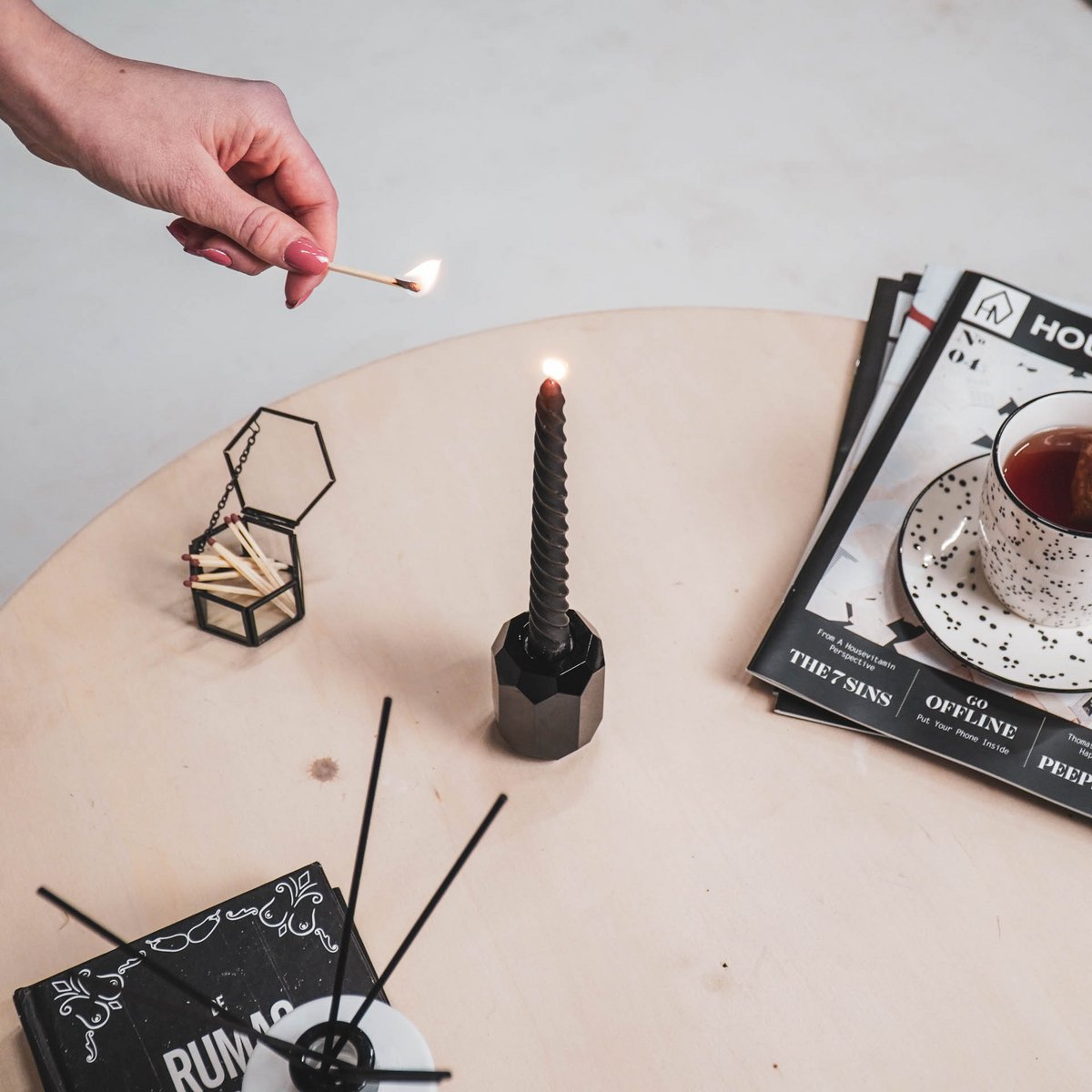 dinerkaars twisted zwart in kaarshouder