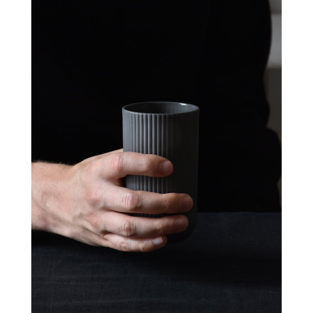 Grotere mok donkergrijs 220ml in hand