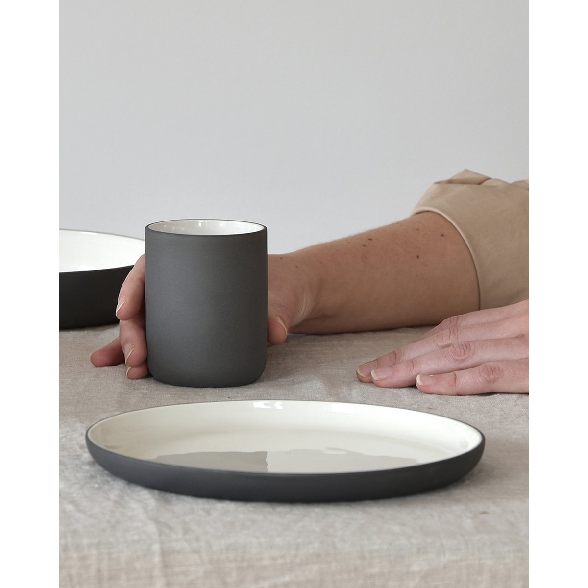 grijze mok met witte binnenkant 150 ml met bord