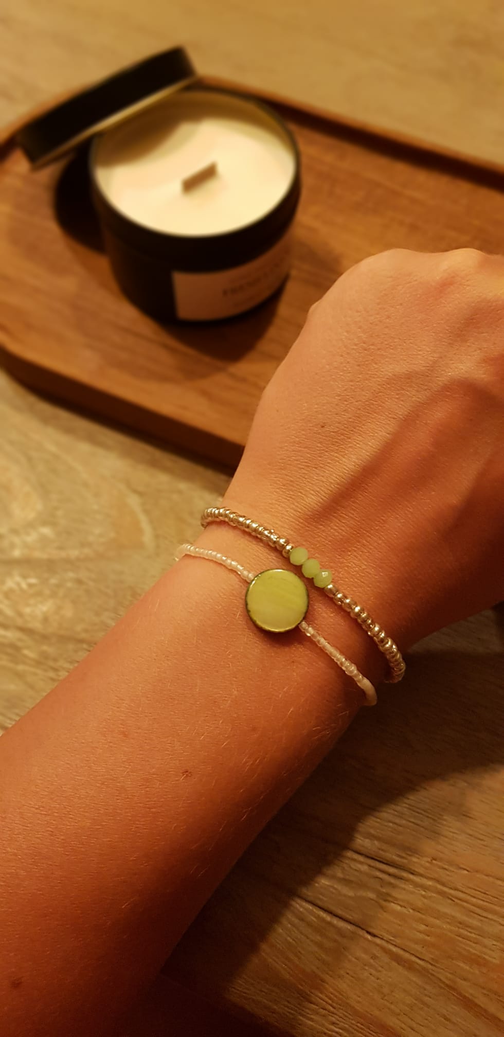 Witte glaskralen met groene schelp kraal