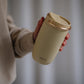 thermoskop kleur butter met gouden ring in hand