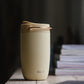 thermoskop kleur butter met gouden ring op houten plank