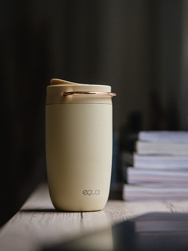 thermoskop kleur butter met gouden ring op houten plank