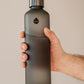 glazen fles mat zwart met water