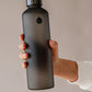 glazen fles mat zwart hand