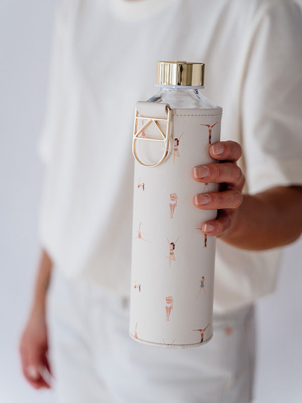 Glazen fles met hoes met personen er op 