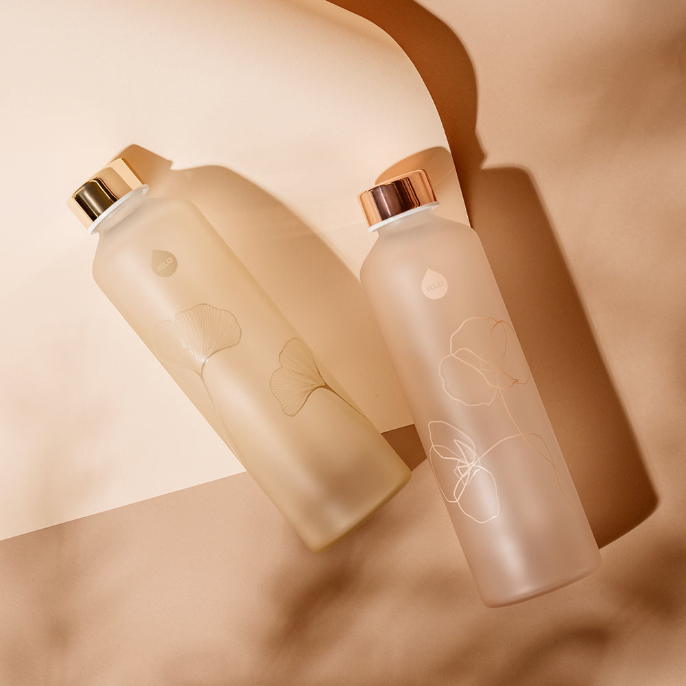 glazen fles licht roze melkglas met bloemopdruk liggend