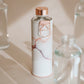glazen fles met rose gouden accenten en lavasteen hoes staand
