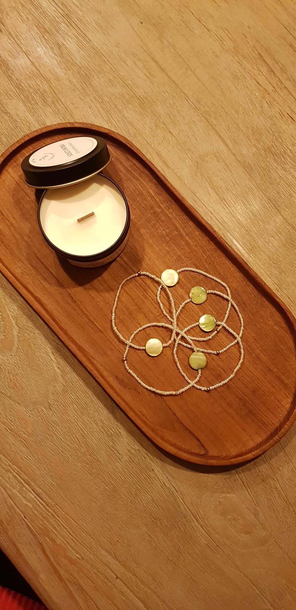Witte glaskralen met groene schelpkraal