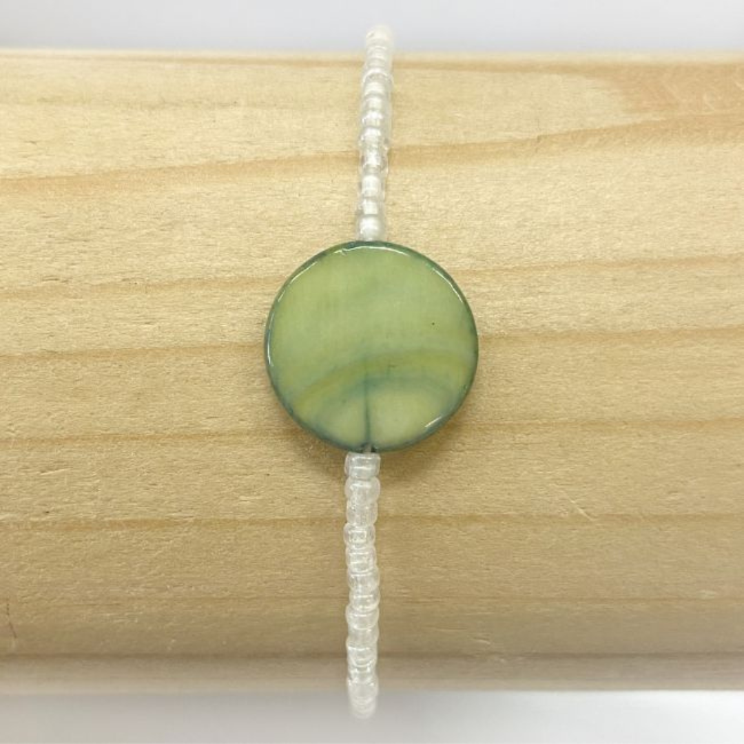 Armbandje Witte glaskraal met groene schelp kraal