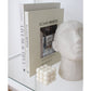 Bubbelkaars creme op boekenplank