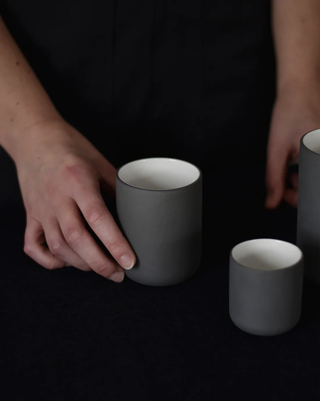 grijze mok met witte binnenkant 150 ml met zwarte achtergrond